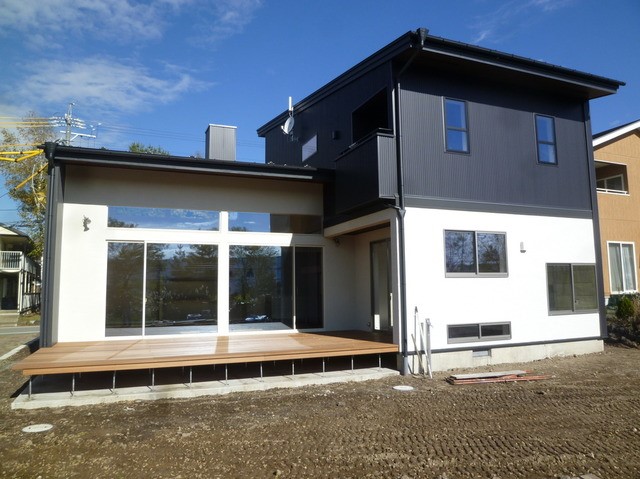 安部工務店の広いウッドデッキが目を惹く家