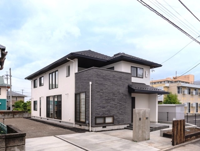 飽きのこない「白×ダークブラウン」をアクセントカラーにした住まい｜堀内組