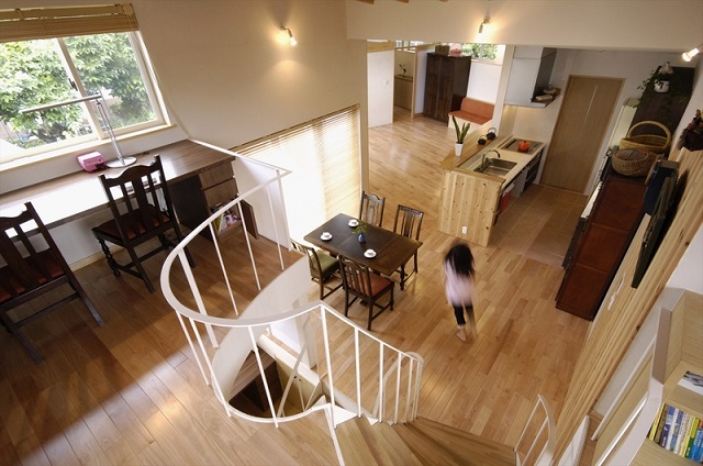 玄関を分けた左右分離型の二世帯住宅｜堀内組