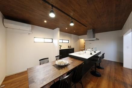 モダンなアイランドキッチンのあるリューケンハイムの施工事例