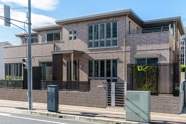 玄関を分けた左右分離型の二世帯住宅｜セキスイハイム