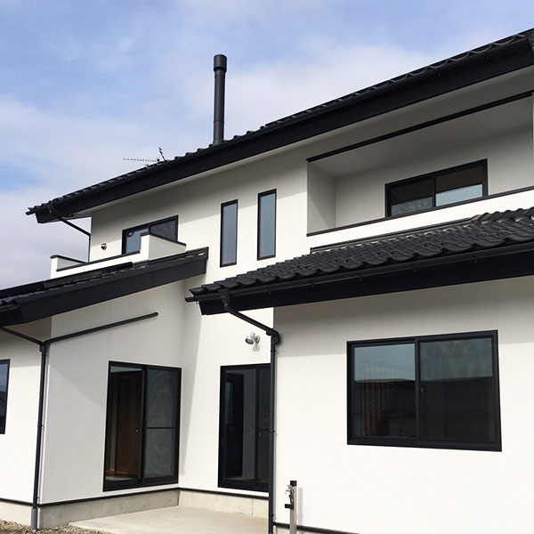 蔵のようなモノトーンカラーが美しい和風住宅｜タツケン