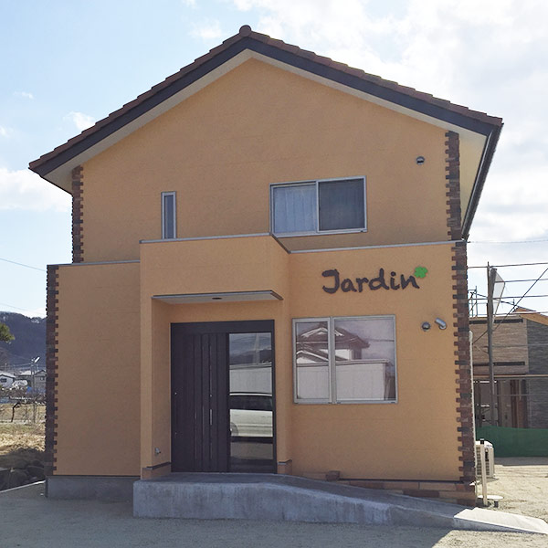 レンガがアクセントになっている美容院｜タツケン