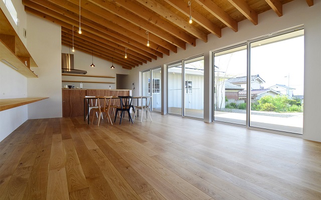 カフェのようなＬ字型の平屋建て｜YUIKEN